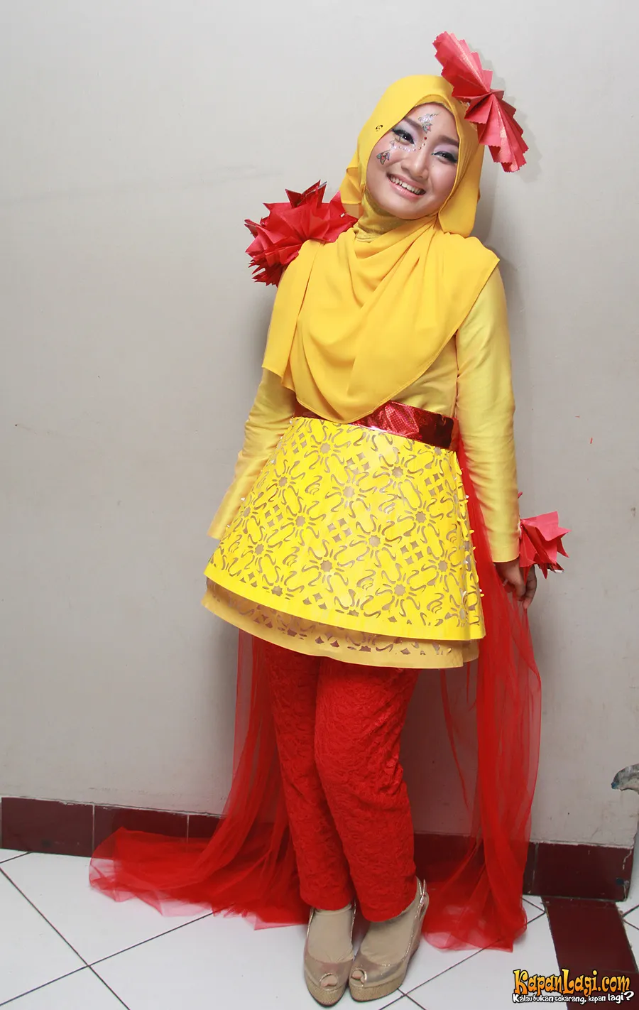 Fatin mengenakan kostum dari kertas origami. / KapanLagi.com®