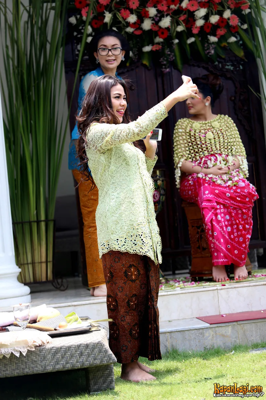 Aurel selfie cantik saat Ashanty siap melakukan siraman. / KapanLagi.com/BudySantosa