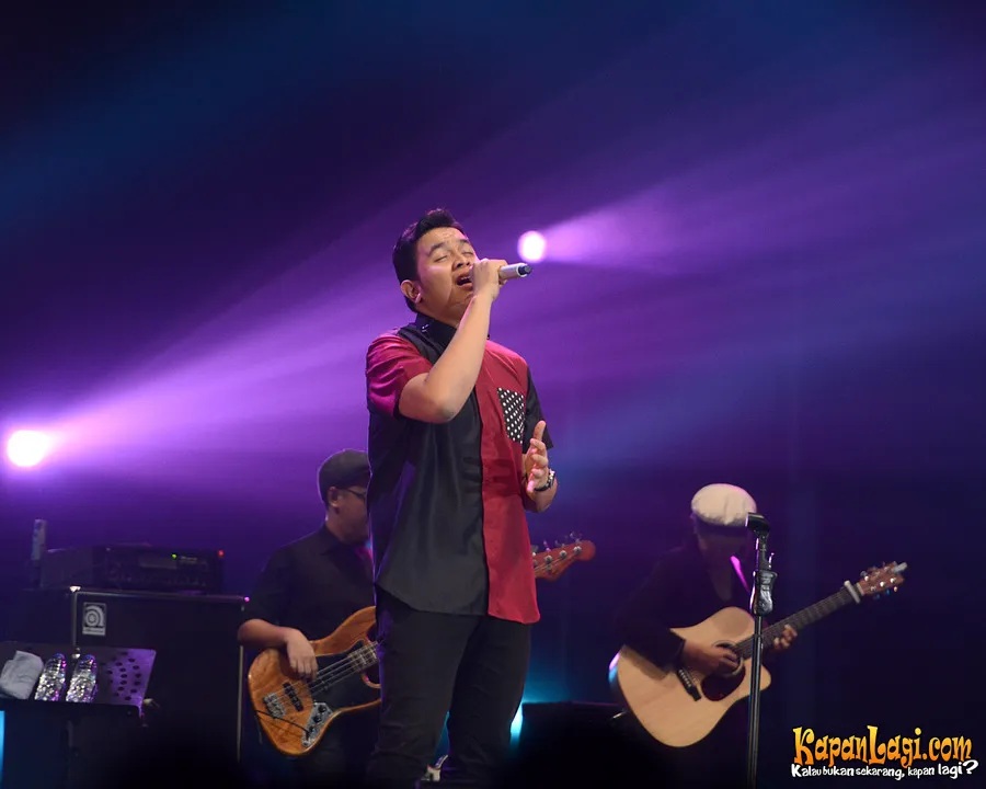 Tulus hadirkan suasana romantis di hari kedua SoundsFair. / KapanLagi.com/BambangERos