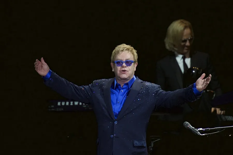 Elton John berikan buka 'kelas' untuk musisi-musisi muda pilihannya © Splashnews.com