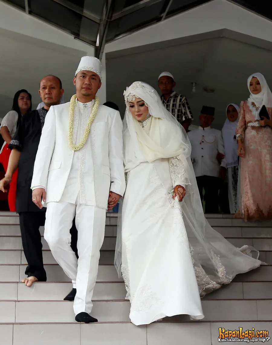 Pasangan Pandu - Nuri berjalan menuruni area Masjid.