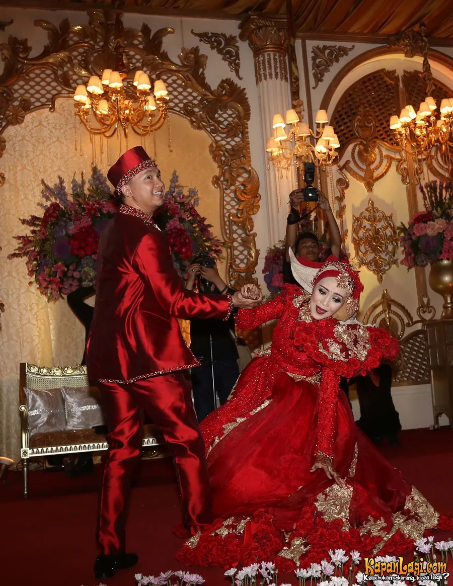 Nuri Maulida sempat jatuh di atas pelaminan. @KapanLagi.com®/Budy Santoso