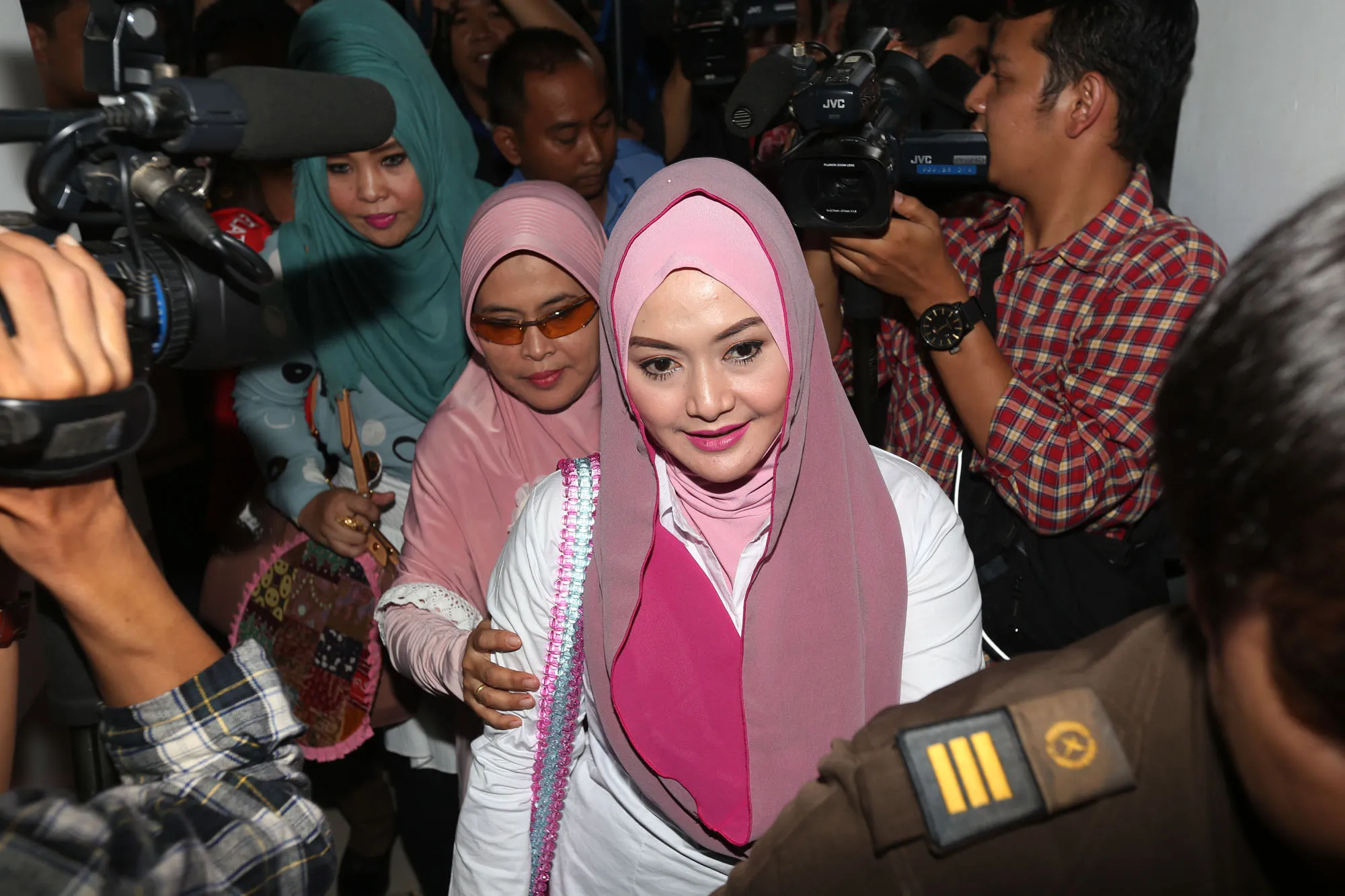 Di dalam tahanan, Edies Adelia tetap dandan / KapanLagi® - Foto: Budy Santoso