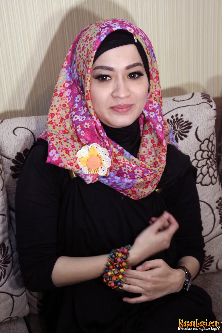 Okie Agustina yang kini berhijab, tampak makin cantik @ KapanLagi.com®/Hendra