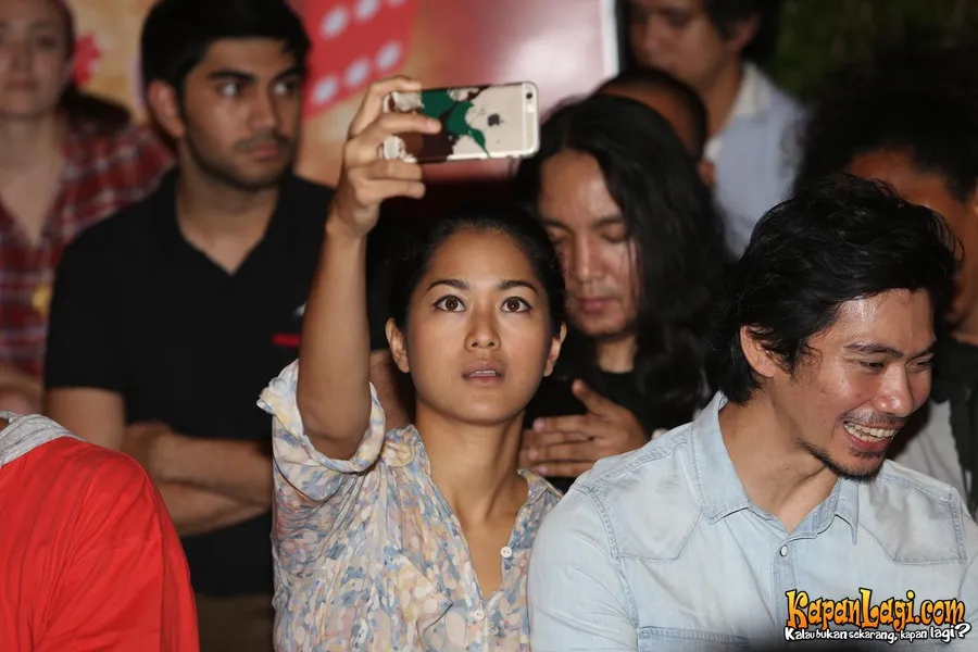 Prisia curi-curi kesempatan selfie. (Dok. KapanLagi.com®/ Budi Santoso)