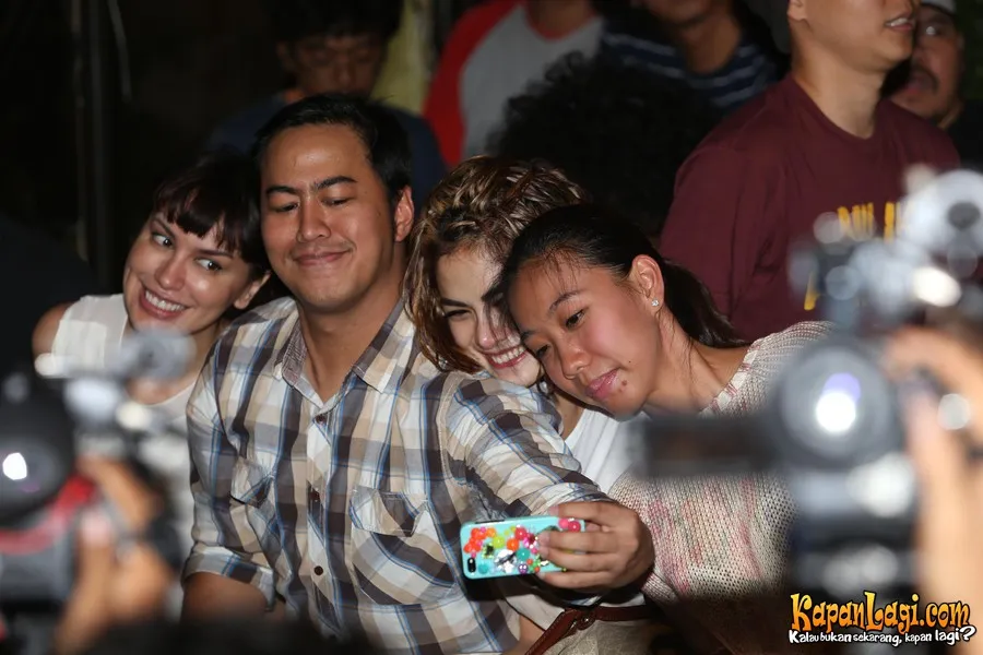 Pandji berfoto selfie diapit dua bidadari cantik. / KapanLagi.com/BudiSantosa