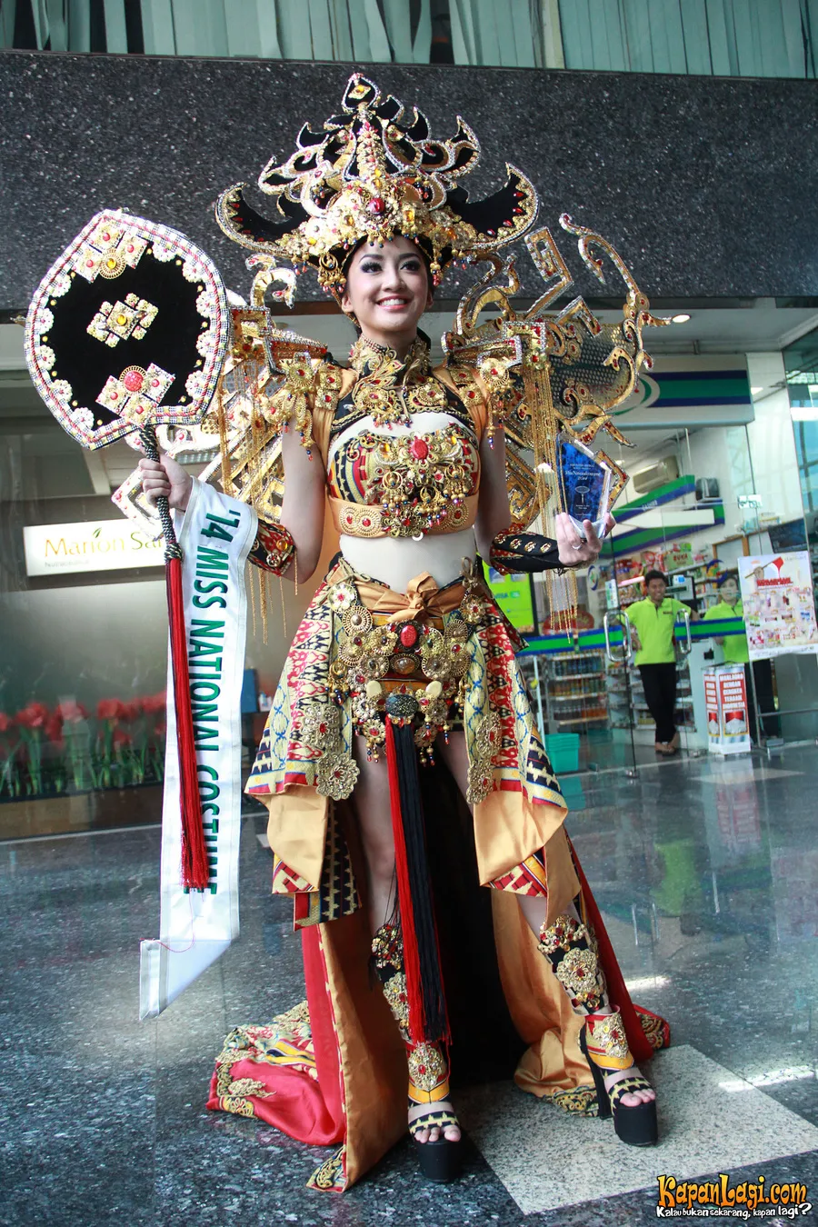 Megahnya national costume yang dipakai Elfin di ajang Miss International @ KapanLagi.com®/Agus