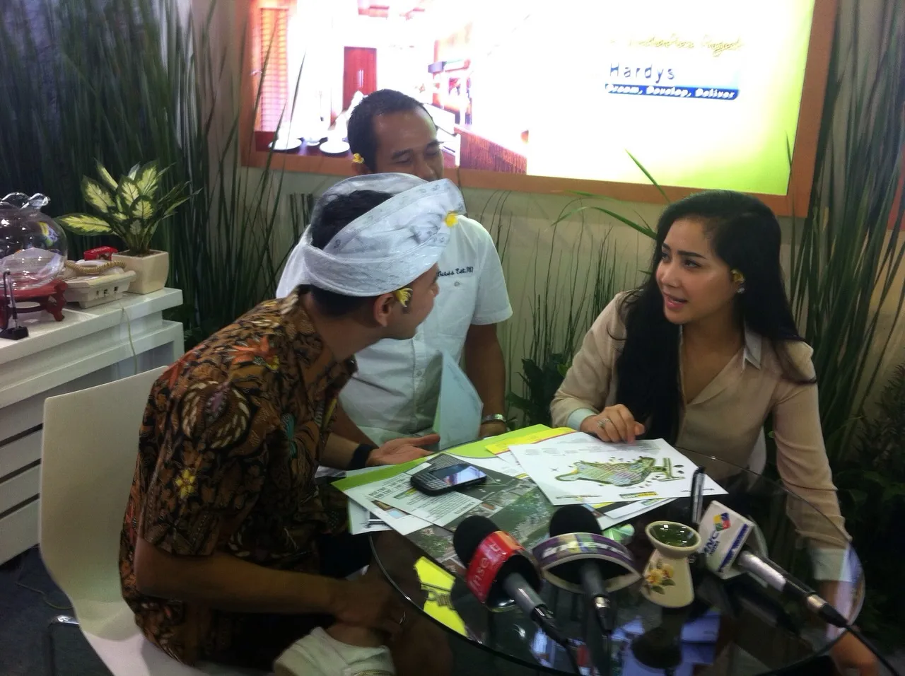 Badan Gigi (kanan) dirasa makin gemuk, hamil? / KapanLagi® - Foto: Dedi Rahmadi