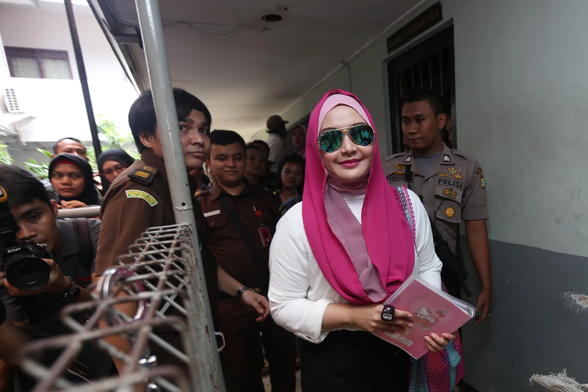 Edies hadir memenuhi undangan sidang meskipun tak enak badan / KapanLagi® - Foto: Budy Santoso