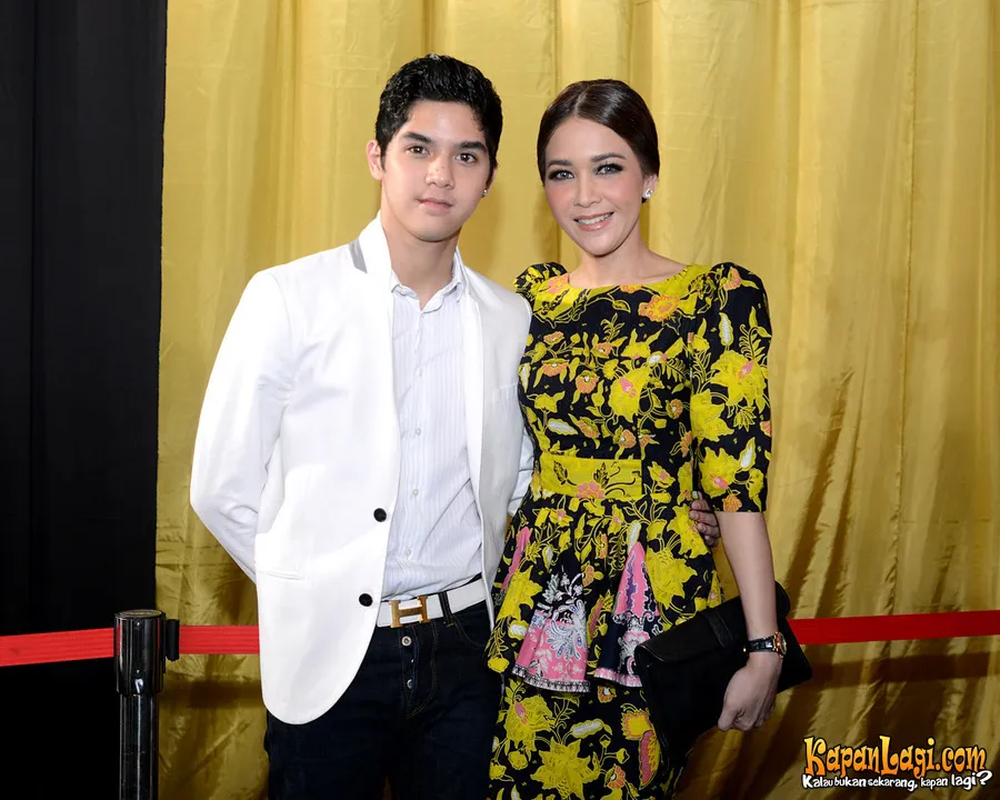 Al Ghazali gandeng mesra Maia di Silet Award. / KapanLagi.com/BambangERos