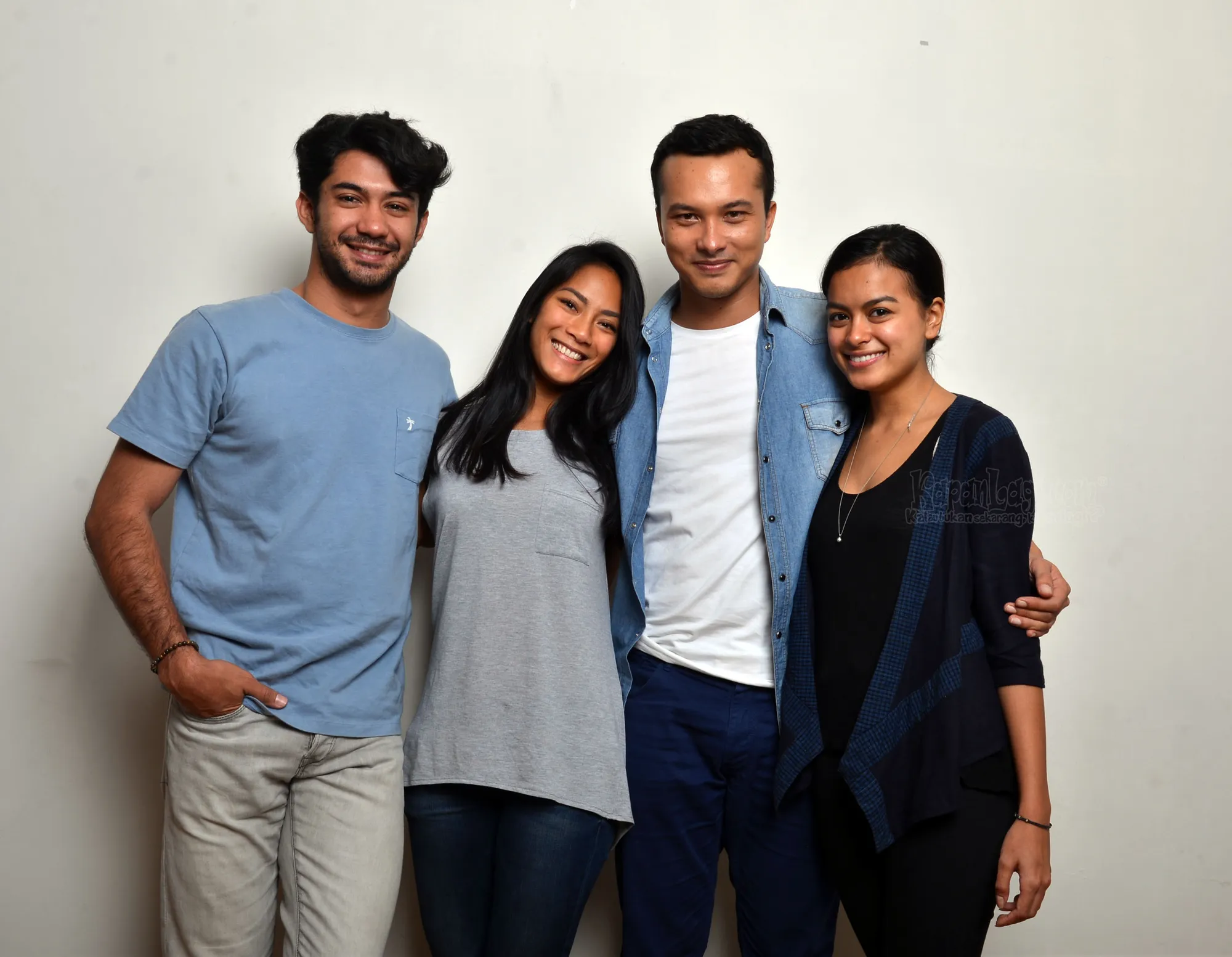 Reza bersama Tara Basro, Nicholas Saputra dan Eva Celia yang juga bermain di 'PENDEKAR TONGKAT EMAS'. @KapanLagi.com®/Muhammad Akrom Sukarya