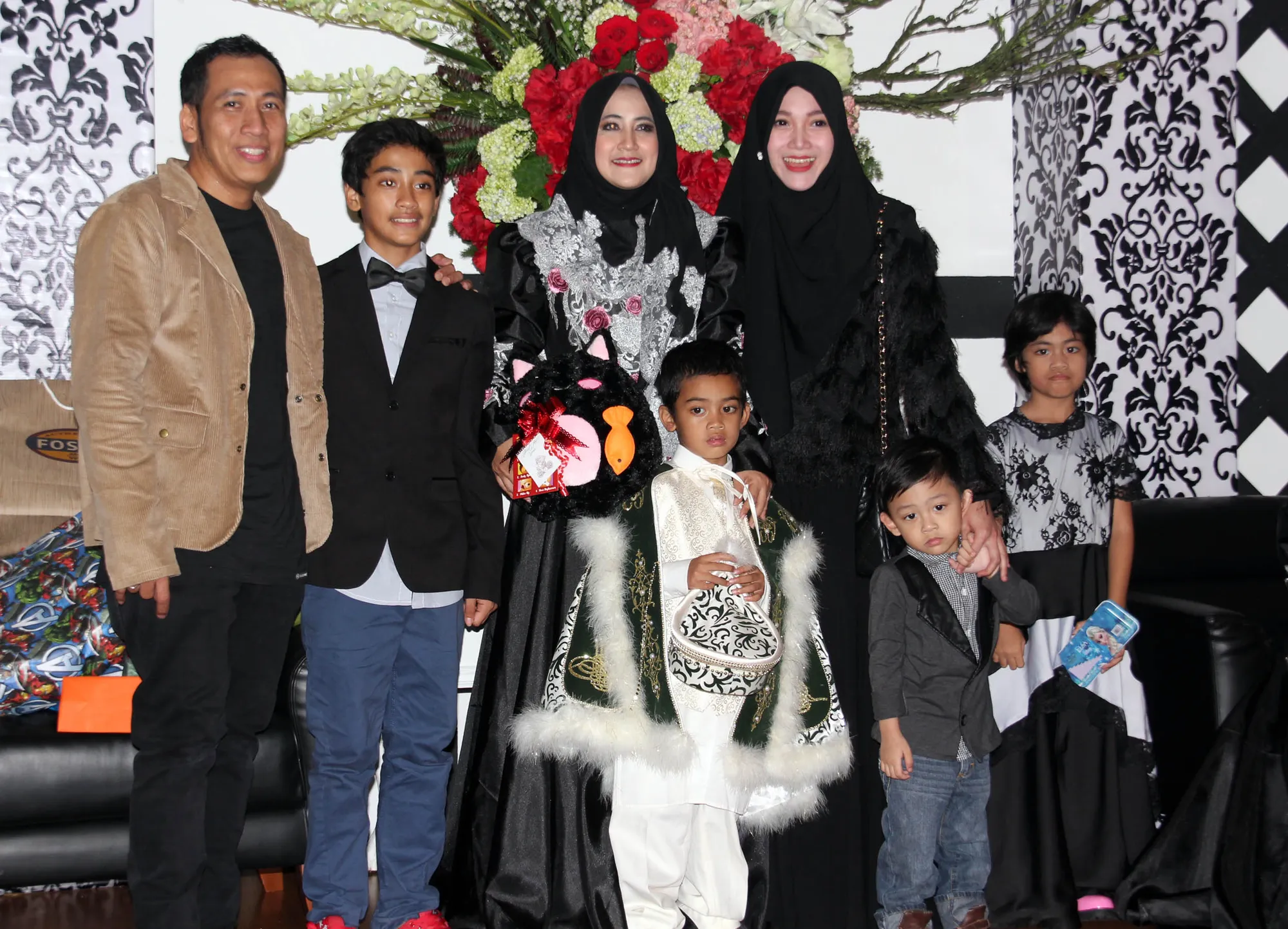 Pipik merayakan ulang tahunnya yang berbarengan dengan sidang putusan. @KapanLagi.com®/Hendra Gunawan