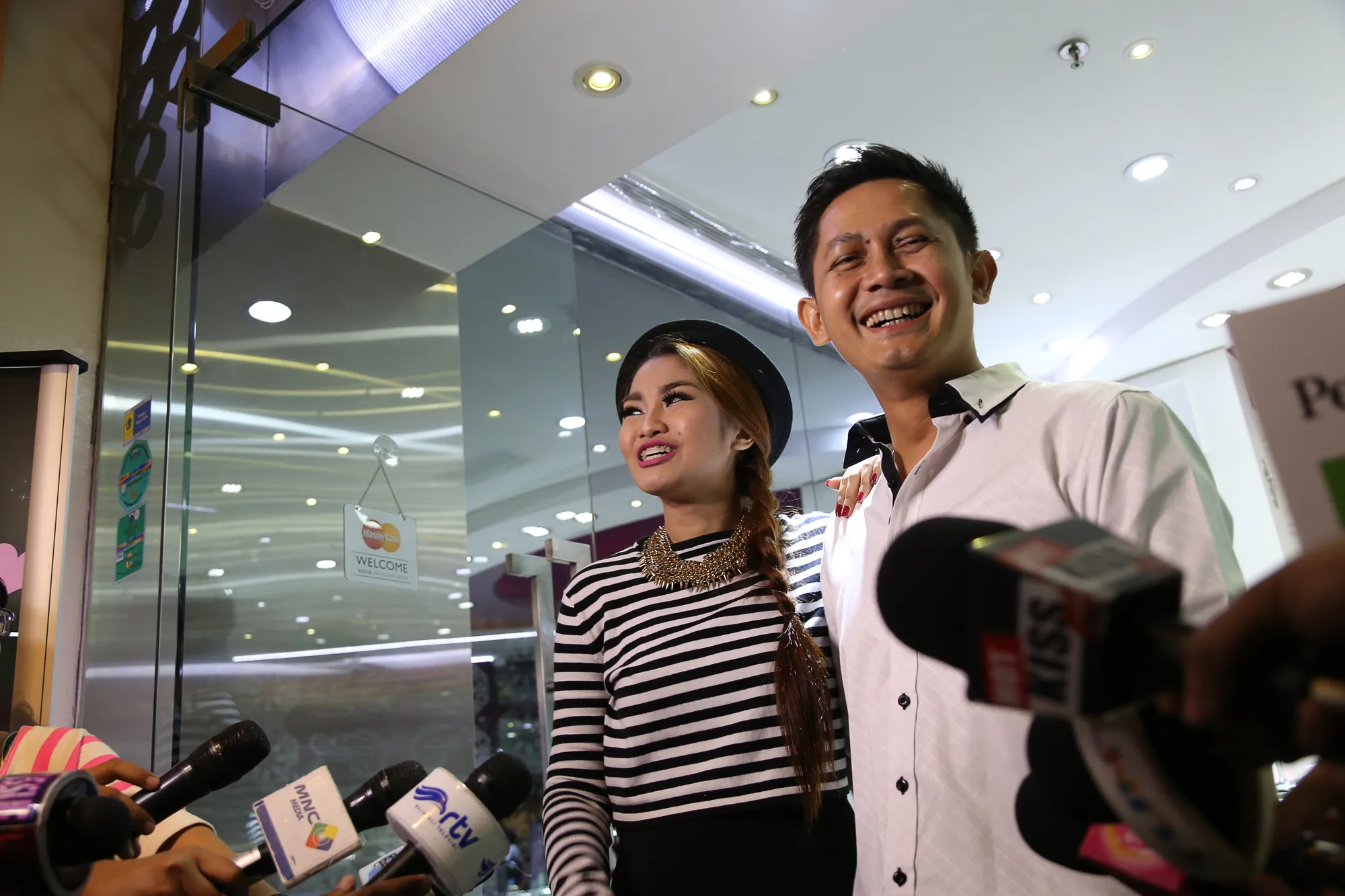 Fitri Carlina sempat sulit meyakinkan orang tuanya dan mendapatkan restu. @KapanLagi.com®/Agus Apriyanto