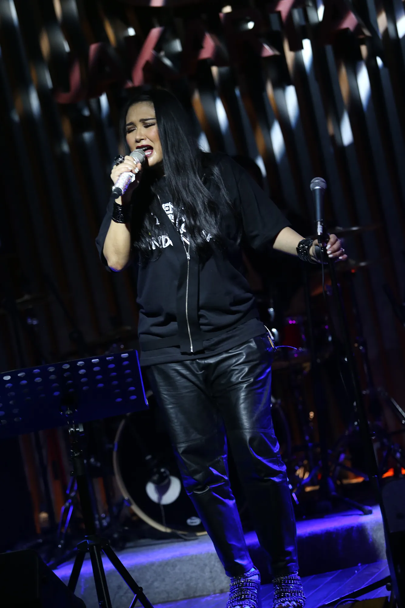 Titi DJ nyanyikan lagu Yovie Widianto @foto: © KapanLagi.com/Bambang E Ros