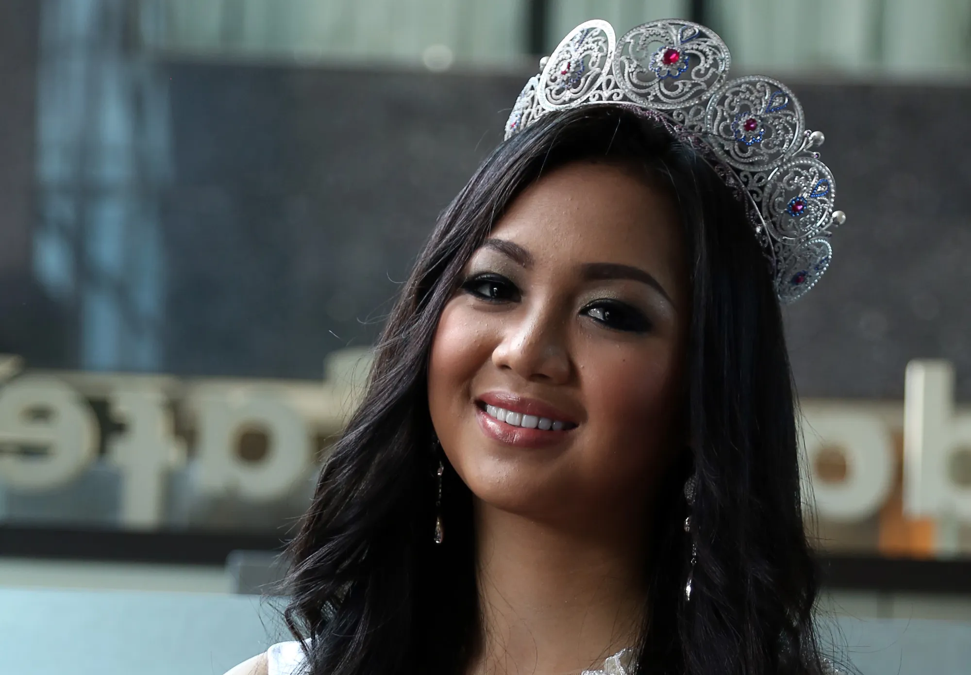 Estelita Liana beber rahasia menangkan best national costume. @KapanLagi.com®/Agus Apriyanto