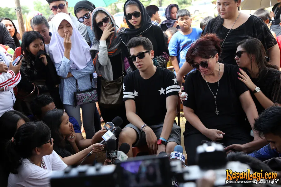 Kevin dan ibunda di acara pemakaman sang ayah / KapanLagi® - Foto: Agus Apriyanto
