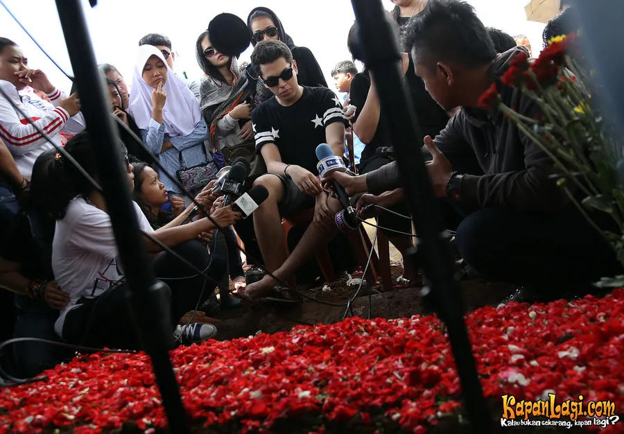 Kevin ketika menghadiri pemakaman ayahnya / KapanLagi® - Foto: Agus Apriyanto