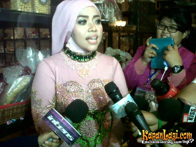Musdalifah datang sendiri ke pernikahan Fitri Carlina. @KapanLagi.com®