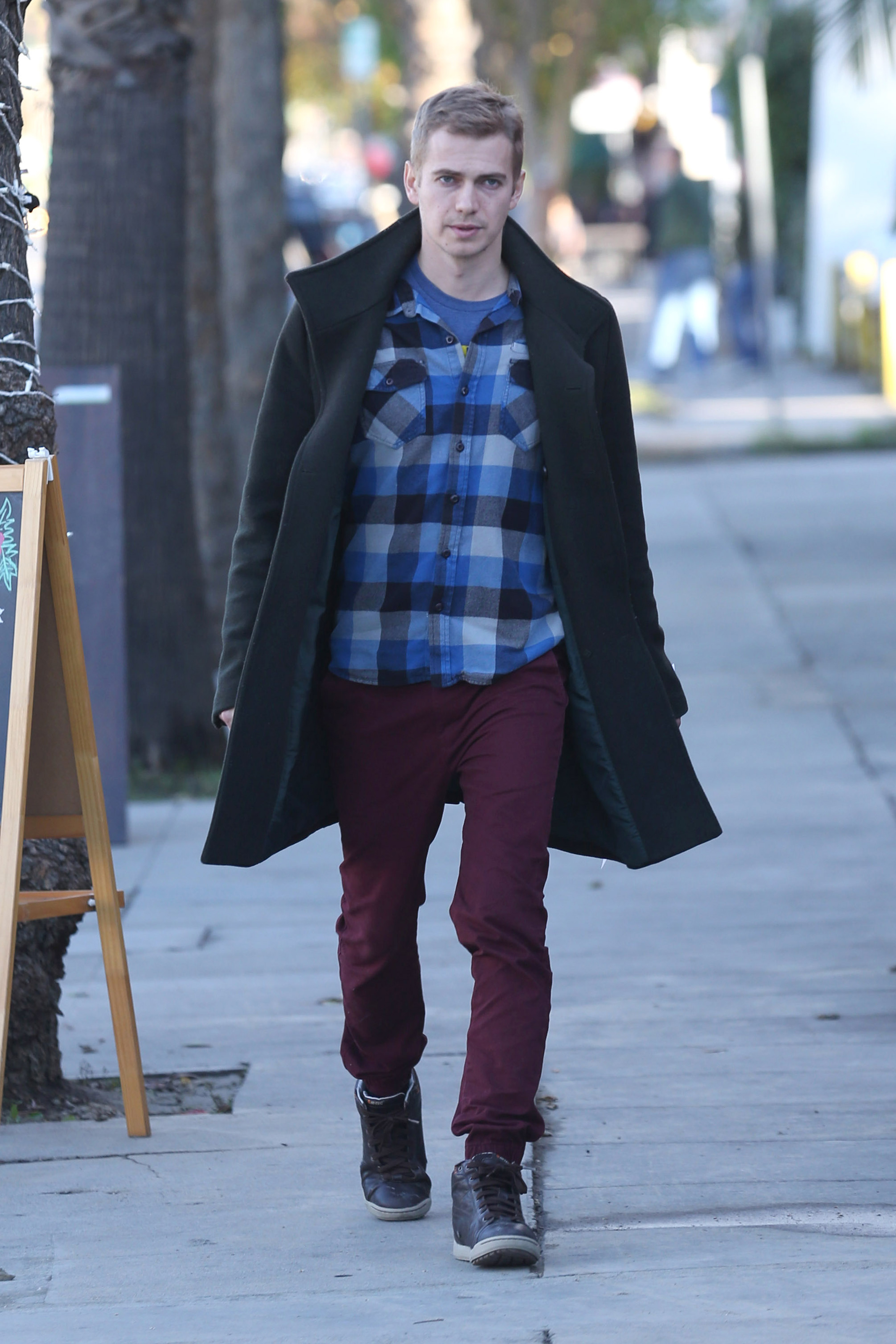 Hayden Christensen merasa kepopuleran 'STAR WARS' tak bisa ia tanggung sendiri. @splashnews