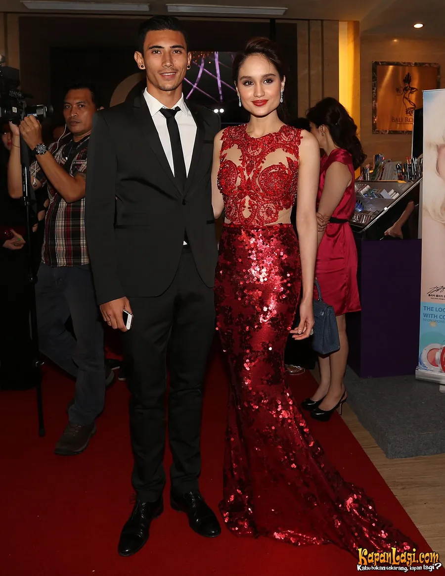 Cinta Laura mengajak seorang pria dalam I Fashion Festival
