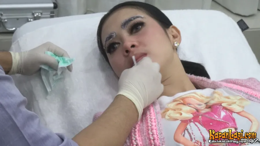 Syahrini sekarang punya alis semut beriring dan bibir pink kristal. @KapanLagi.com®
