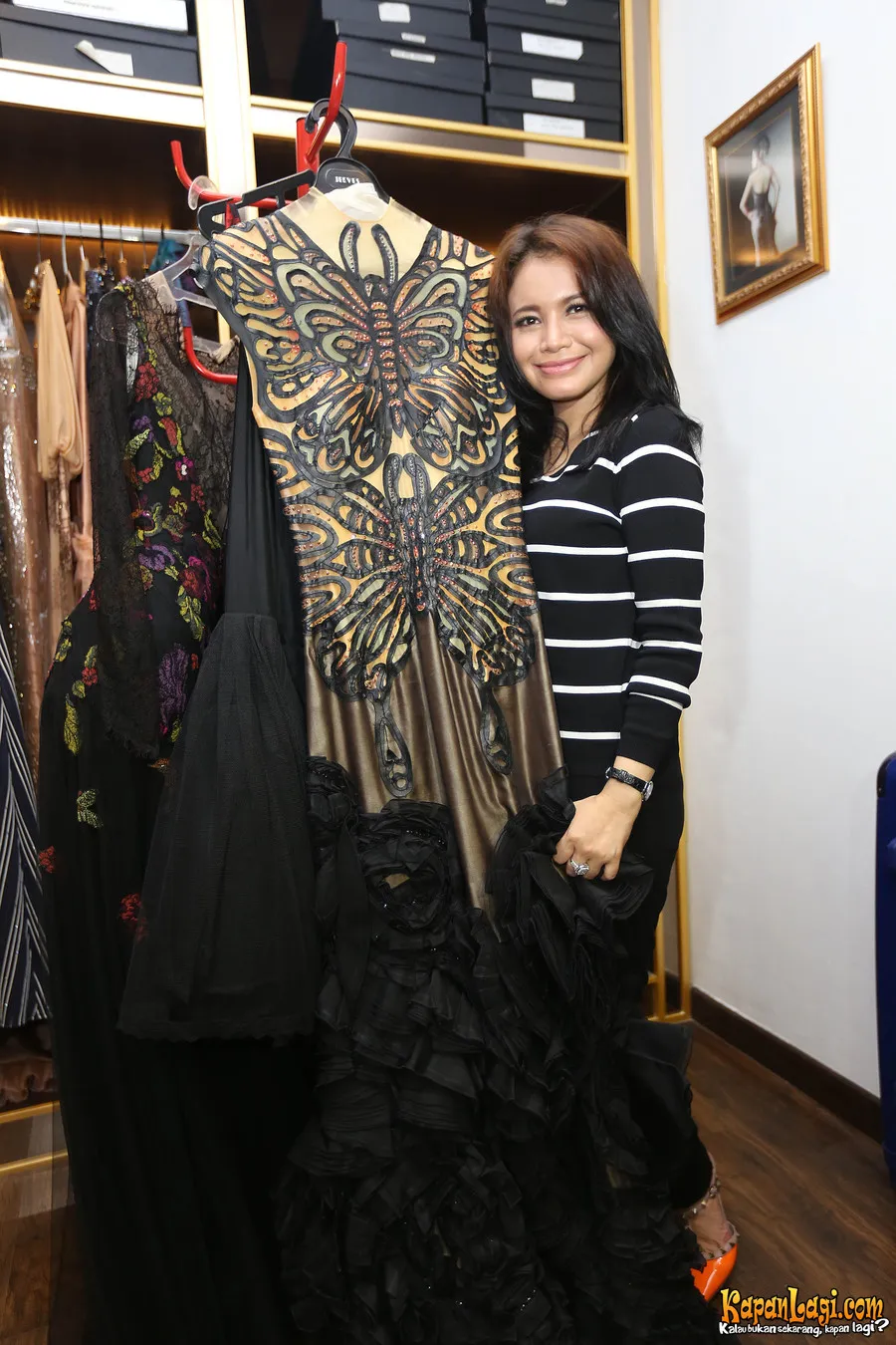 Gaun Rossa untuk nanti malam, cantik ya. @KapanLagi.com®/Budy Santoso