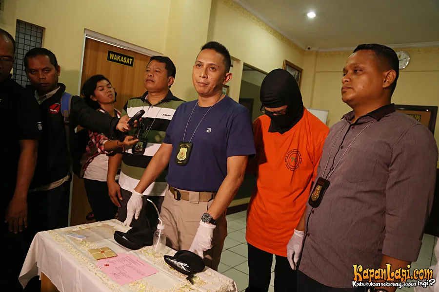 Fariz beserta barang bukti / KapanLagi® - Agus Apriyanto