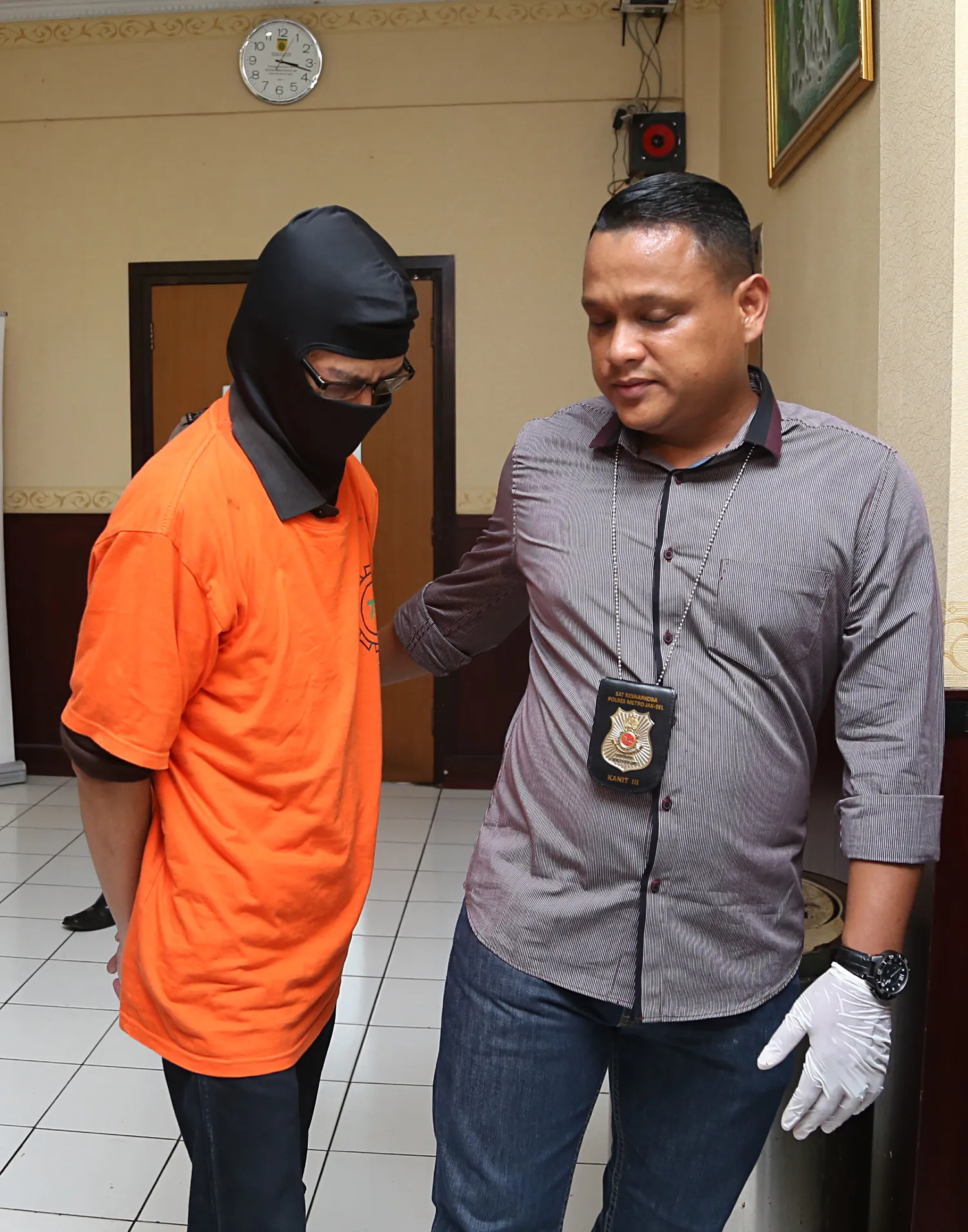Fariz RM ketika diperiksa di Kapolres / KapanLagi®