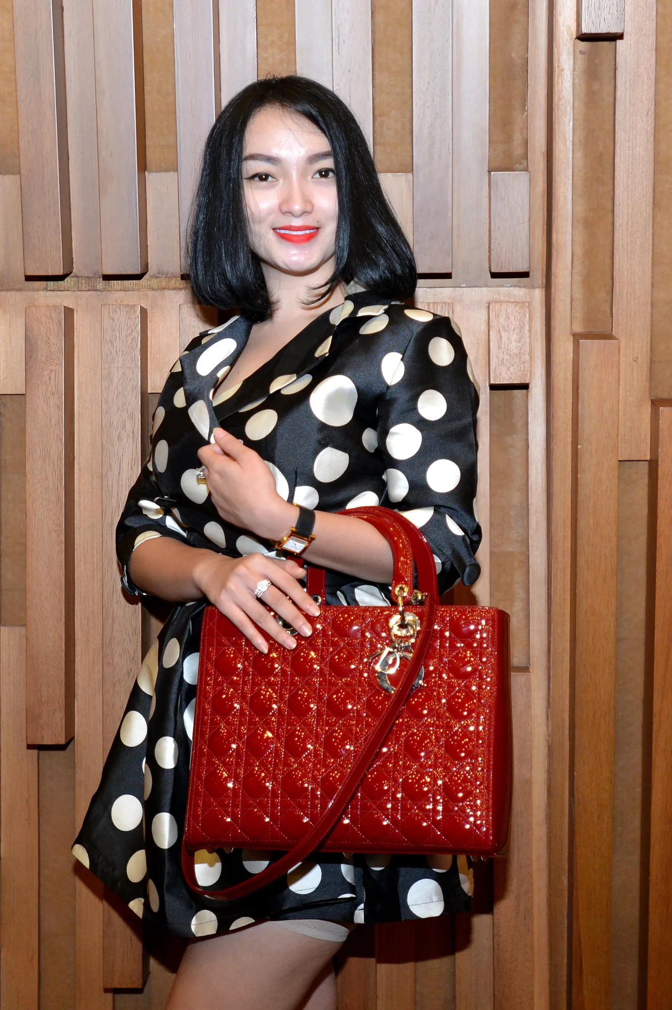 Zaskia Gotik tampung angpau lebaran berupa single religi ©KapanLagi.com/Bambang E. Ros