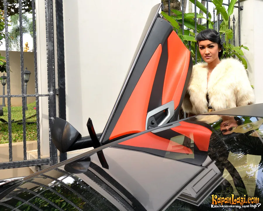 Julia Perez dan mobilnya | Foto: KapanLagi.com/Bambang