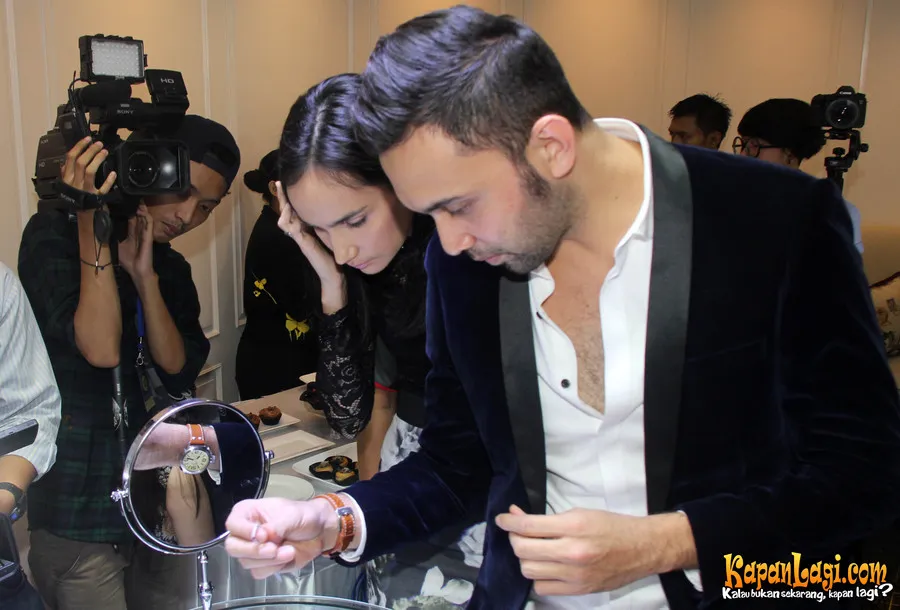 Teuku Zacky dan Usmanova Ilmira saat memilih perhiasan. ©KapanLagi.com/Hendra Gunawan