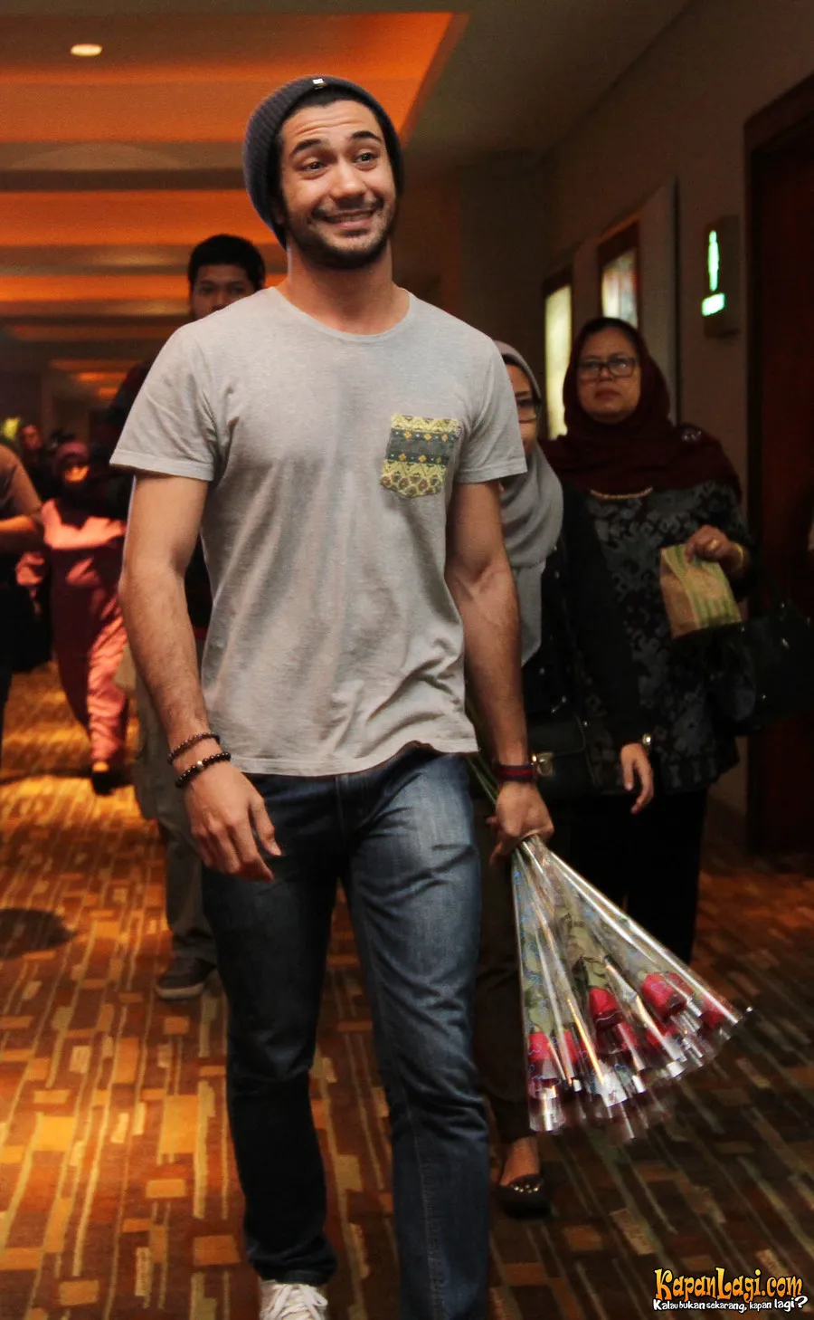 Reza Rahadian bagi bunga @foto: Kapanlagi.com®
