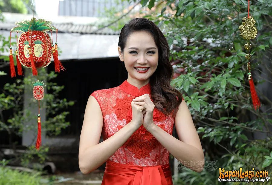 Alena Wu yang tampil cantik dalam balutan dress bertema Imlek. ©KapanLagi.com/Agus Apriyanto 