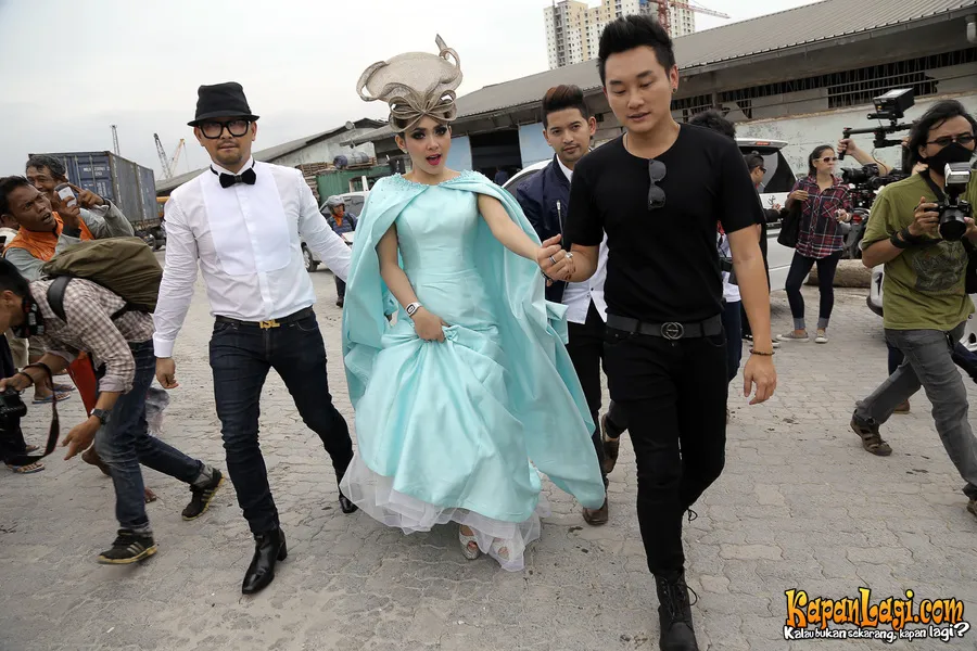 Bisa dibayangkan betapa ribetnya syuting Syahrini kali ini @ KapanLagi.com®/Agus Apriyanto