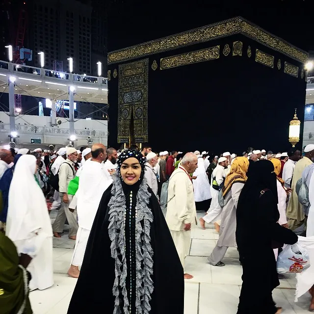 Potret Jupe saat melakukan Umroh. © instagram.com/juliaperrezz