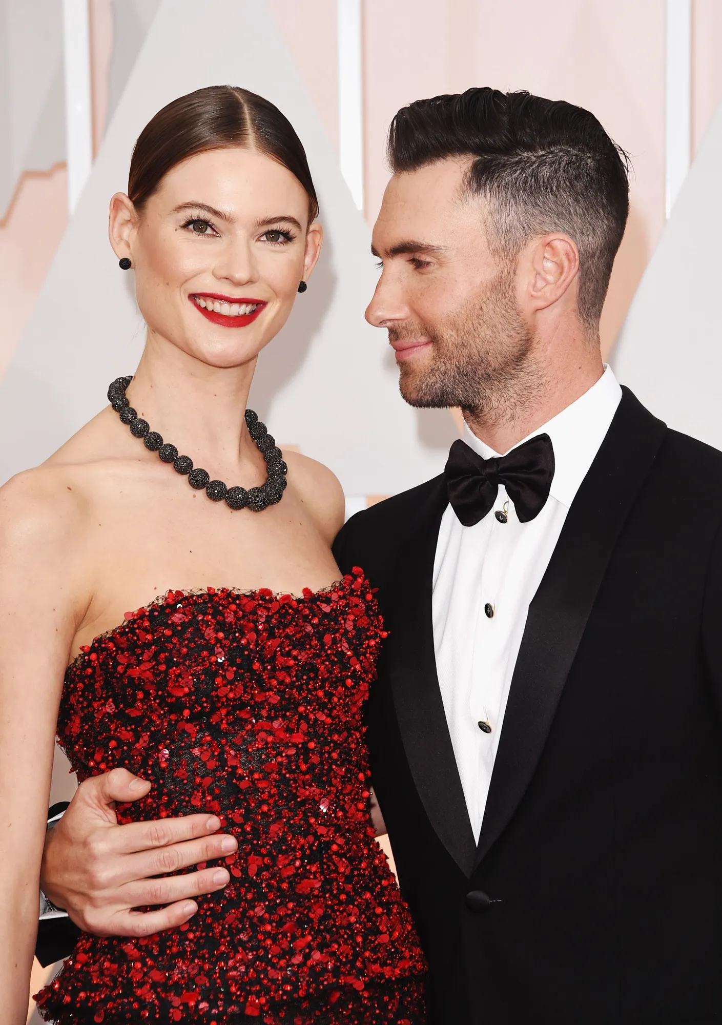 Adam Levine masih bisa bikin Behati Prinslo klepek-klepek seperti saat pertama jadian! ©AFP