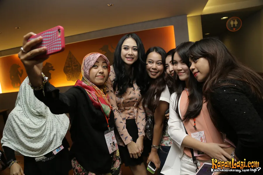 Aura Kasih rayakan ultah bareng fans / KapanLagi® - Agus Apriyanto