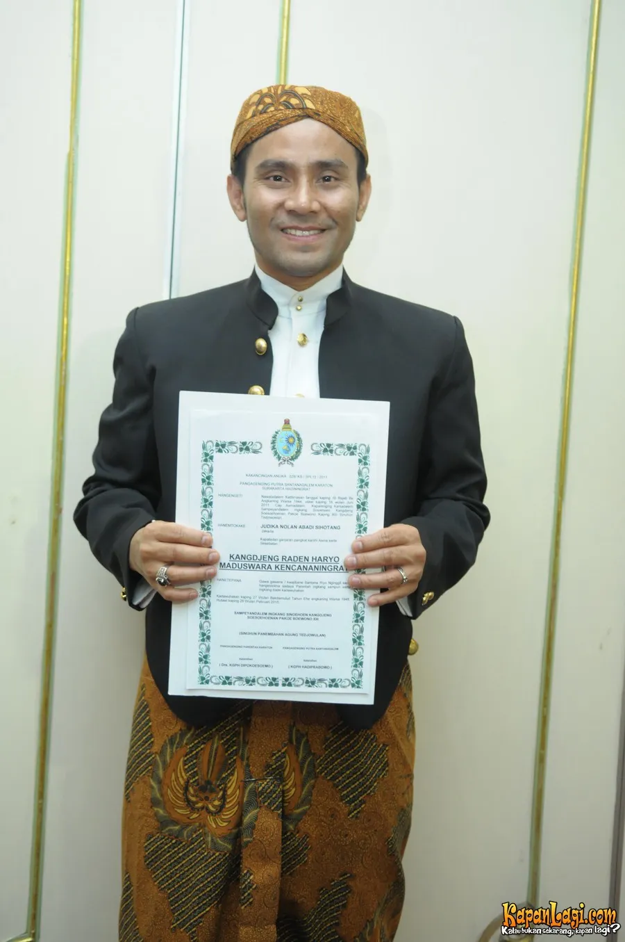 Judika saat menerima gelar KRH Kencananingrat. ©KapanLagi.com/Bayu Herdianto