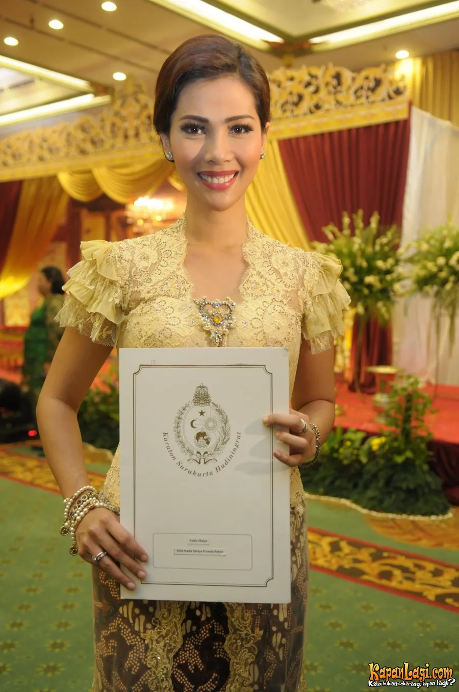 Nadya Mulya terima gelar dari Keraton Surakarta Foto: KapanLagi.com