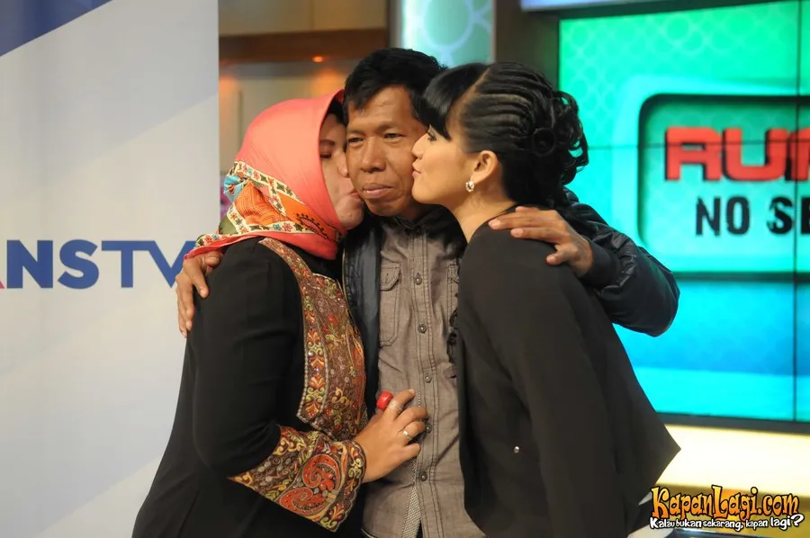 Kiwil beri seragam keluarga untuk Rohimah dan Meggy masing-masing. Foto: KapanLagi.com®/Bayu Herdianto
