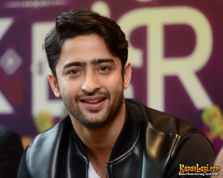 Shaheer Sheikh belajar legenda Bandung Bondowoso. @KapanLagi.com®/Bambang E Ros