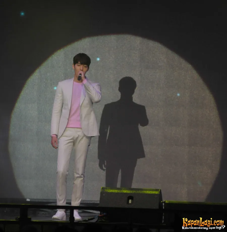 Gimana? Ganteng kan Kim Woo Bin malam ini? @ KapanLagi.com®/Bayu