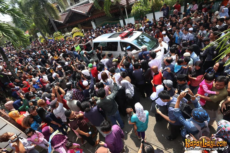 Jenazah Olga diantar oleh ribuan orang. @KapanLagi.com®/Budy Santoso