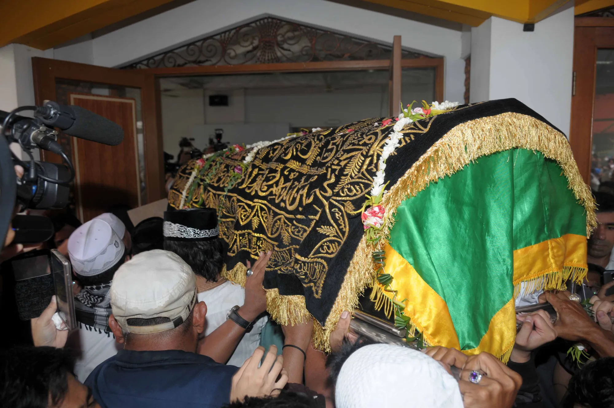 Mpok Atiek hanya bisa melihat Olga dari luar keranda yang membawa jenazahnya. @KapanLagi.com®/Bayu Herdianto