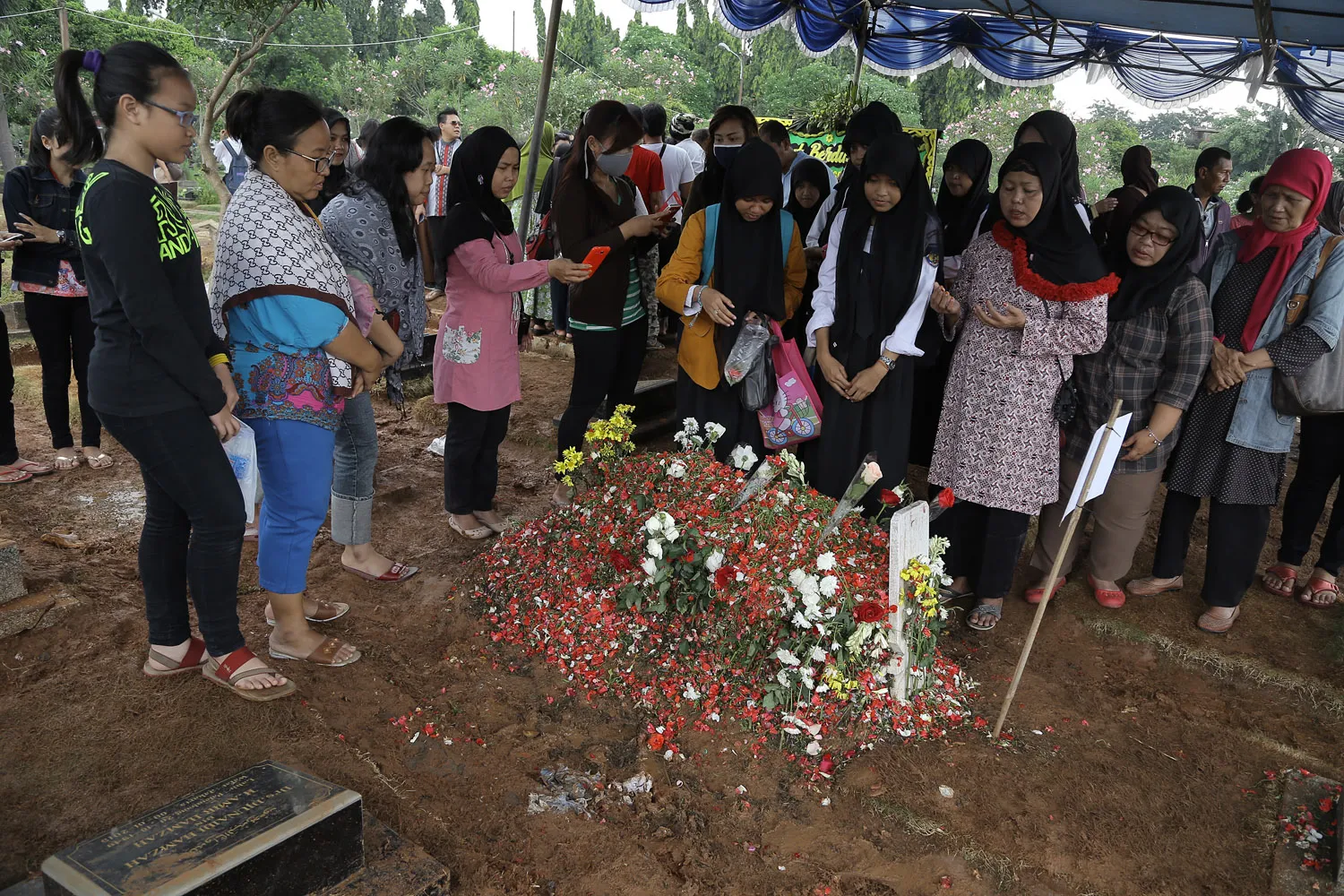 Makam sekitar Olga ikut rusak karena banyaknya pengunjung. @KapanLagi.com®/Agus Apriyanto