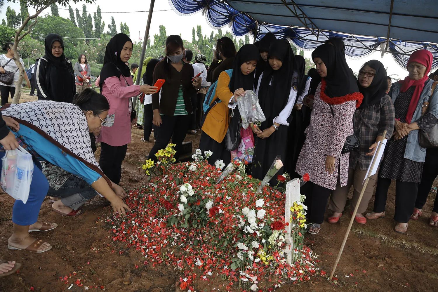 Keluarga belum mengurus izin makam Olga? @KapanLagi.com®/Agus Apriyanto