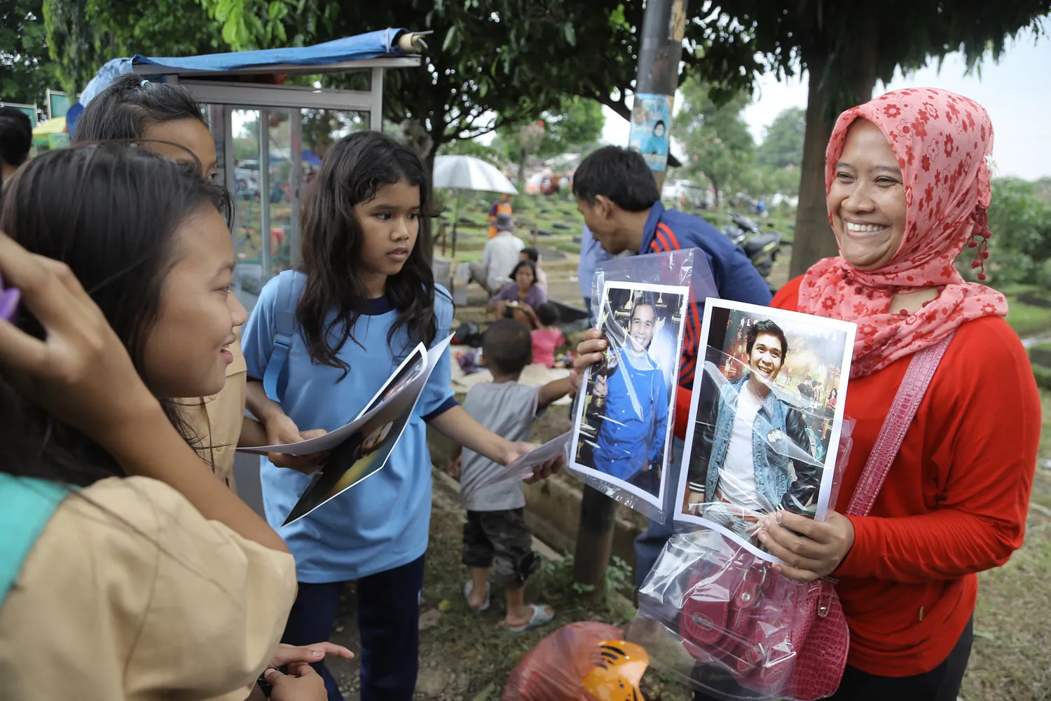 Banyak pedagang dan pengunjung makam Olga yang meninggalkan sampah. @KapanLagi.com®/Agus Apriyanto