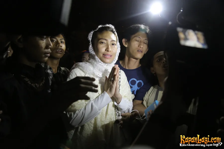 Ayu Dewi mendoakan semua korban insiden crane jatuh di Masjidil Haram masuk surga. ©KapanLagi.com/Agus Apriyanto