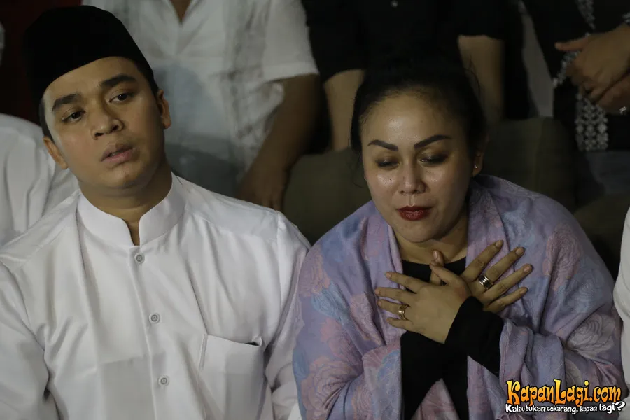 Mak Vera (kanan) dicalonkan teman-temannya di anggota DPR tuk jadi wali kota / KapanLagi® - Agus Apriyanto