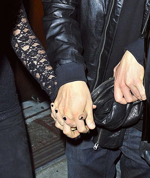 Akankah sebuah cincin mengesahkan hubungan pasangan ini jalinan pertunangan ? © berbagai sumber